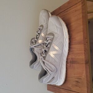 New Balance Arishi Fresh Foam Size 9